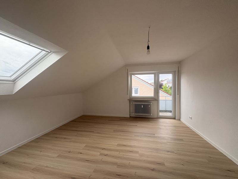 Renovierte 2-Zimmer-Dachgeschosswohnung mit Balkon und Garage in Marbach am Neckar
